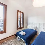 Ca' D'oro דירה *